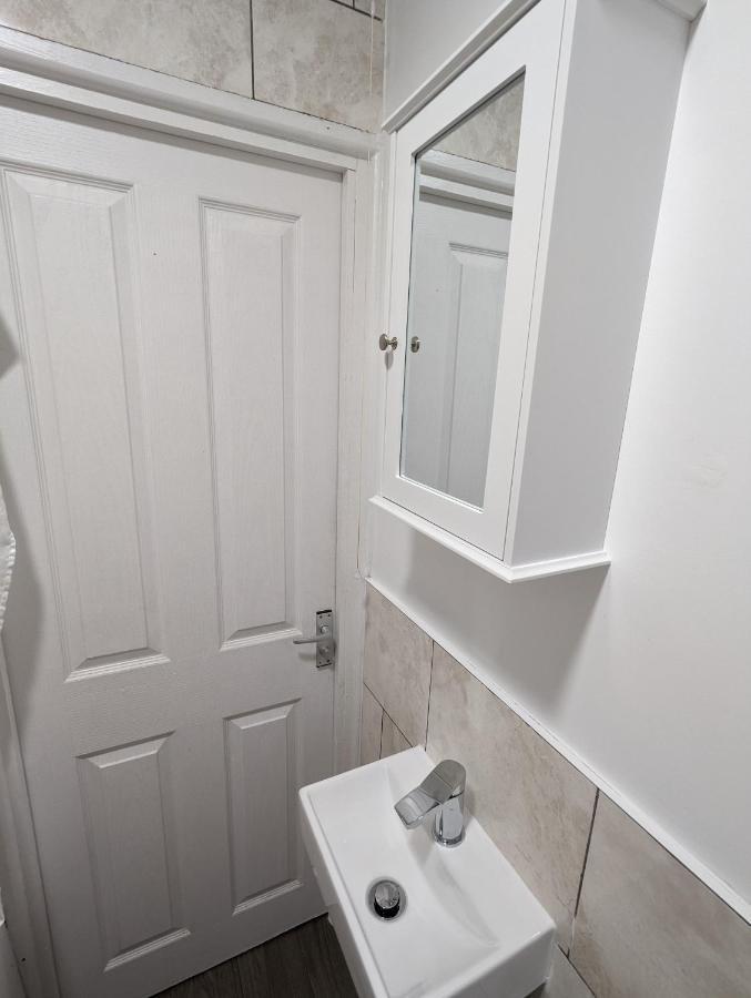 Fantastic 3-Bedroom House In London Morden  Exterior photo