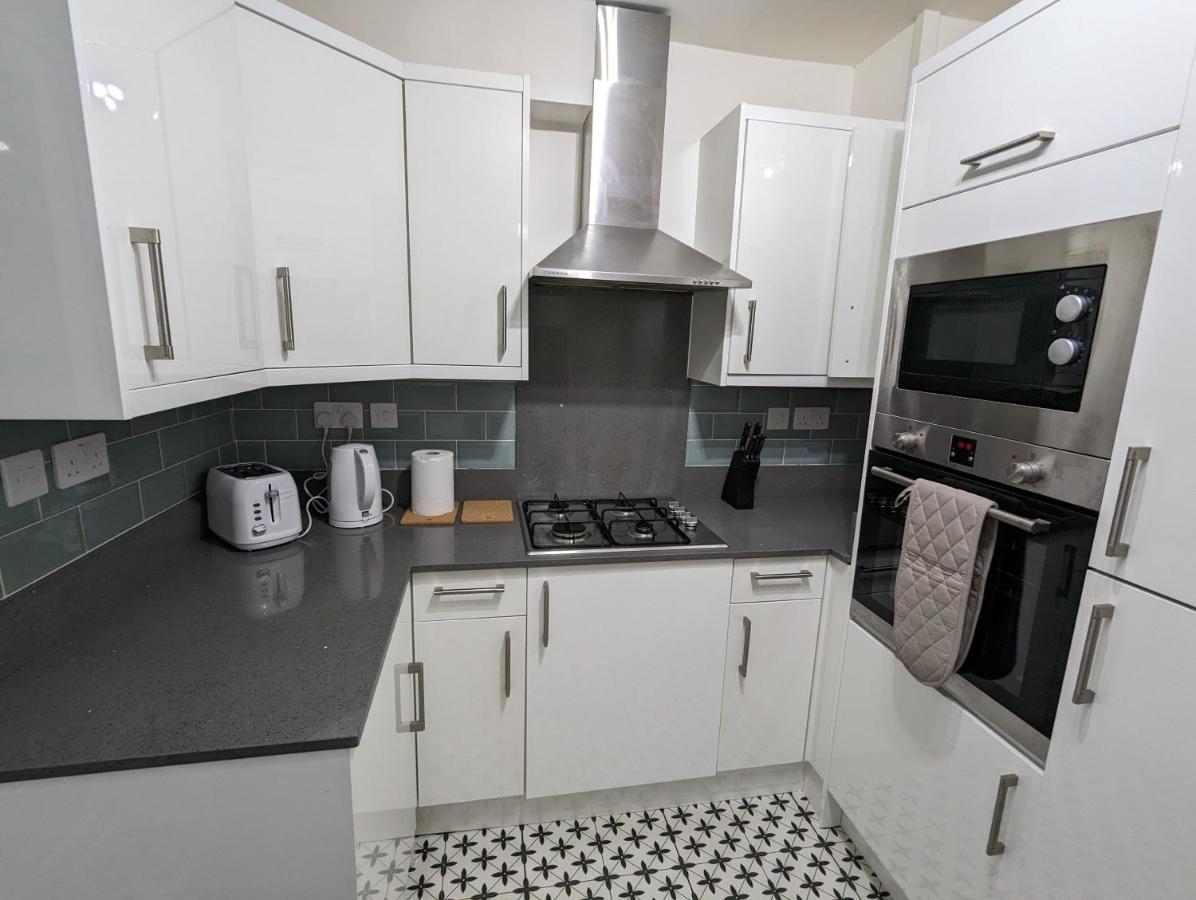 Fantastic 3-Bedroom House In London Morden  Exterior photo
