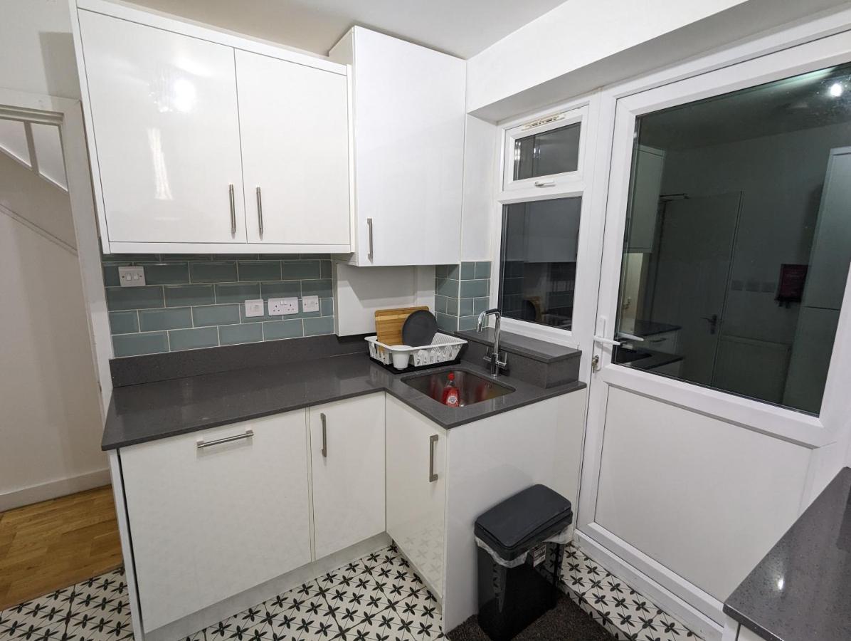 Fantastic 3-Bedroom House In London Morden  Exterior photo