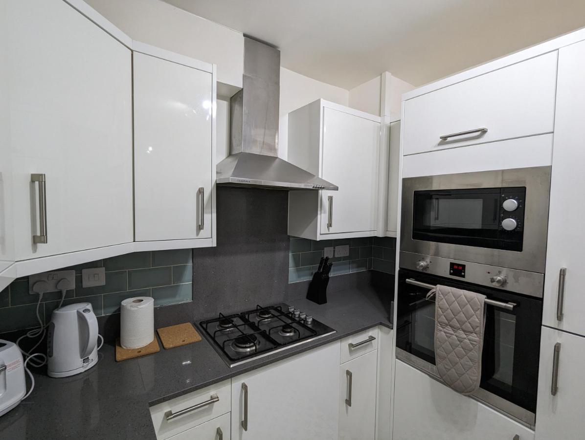 Fantastic 3-Bedroom House In London Morden  Exterior photo