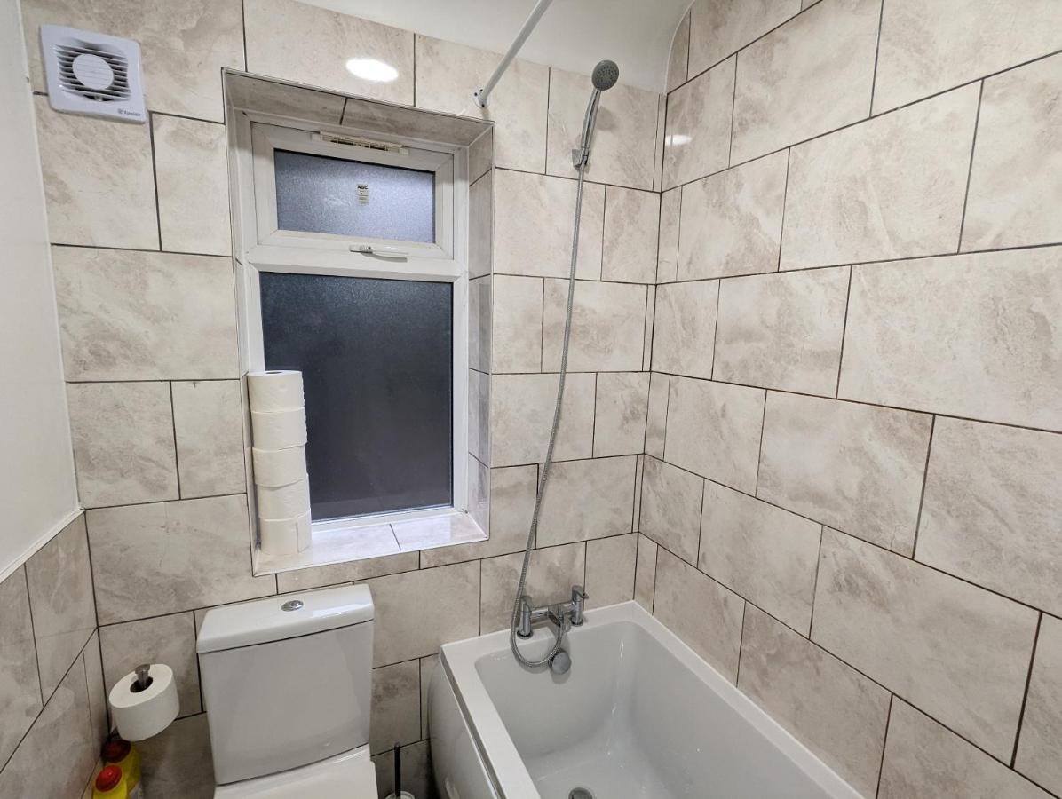 Fantastic 3-Bedroom House In London Morden  Exterior photo