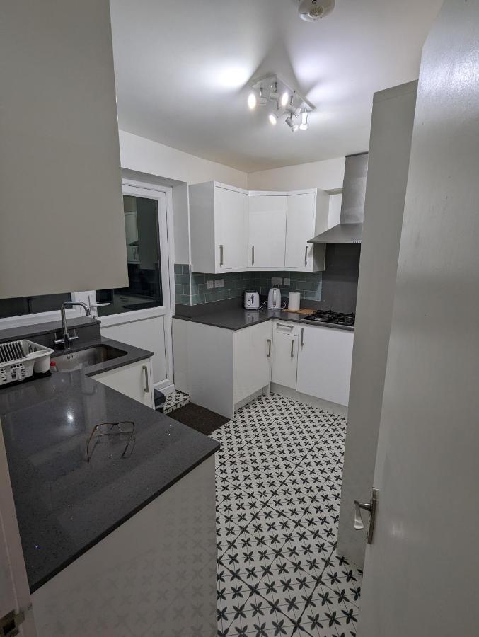 Fantastic 3-Bedroom House In London Morden  Exterior photo