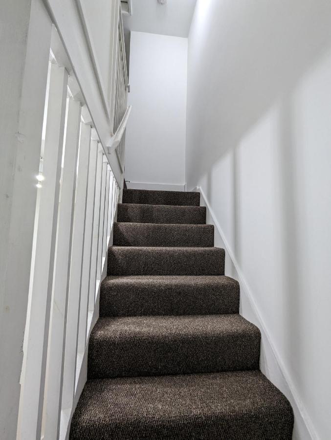 Fantastic 3-Bedroom House In London Morden  Exterior photo