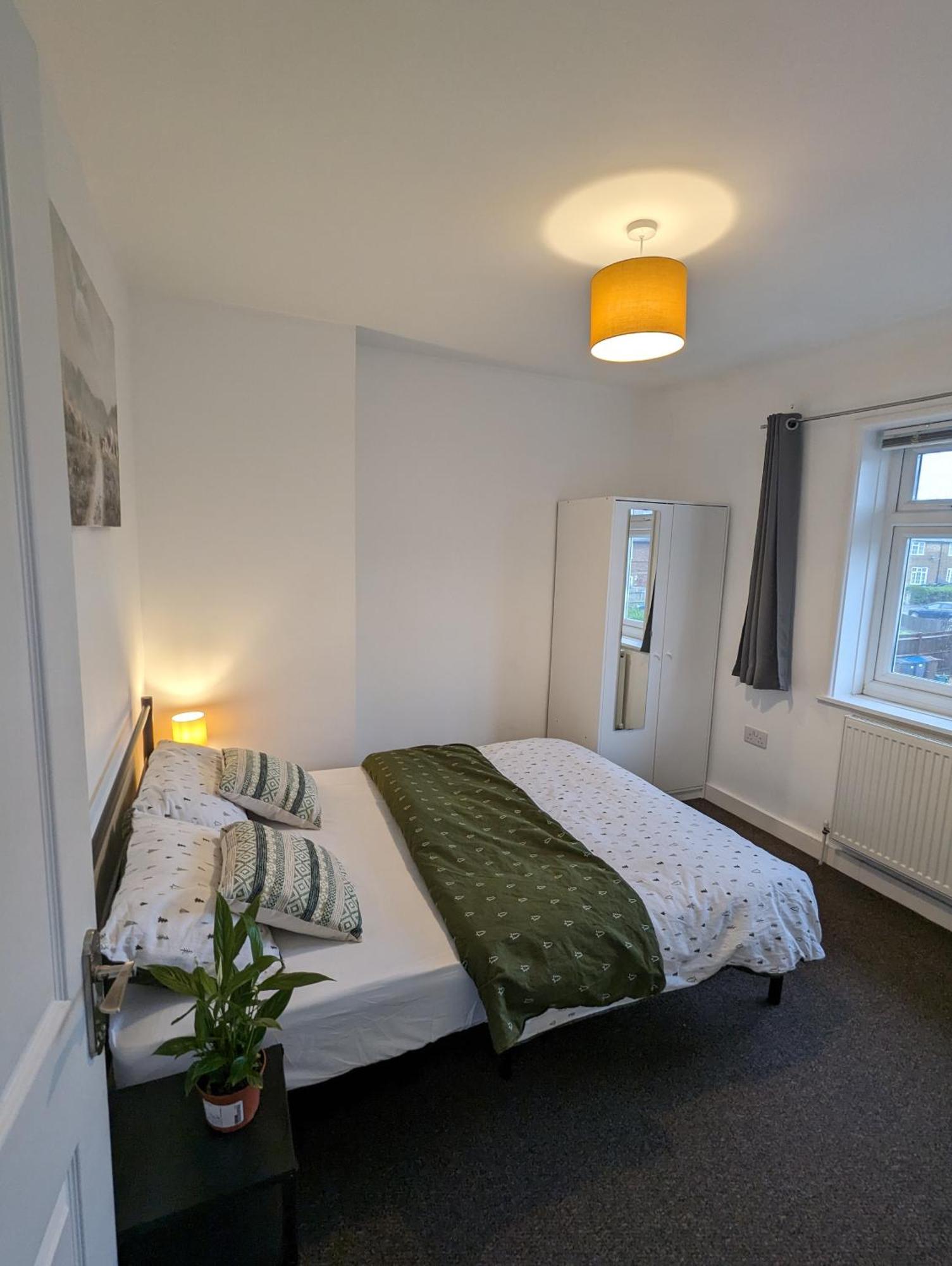 Fantastic 3-Bedroom House In London Morden  Exterior photo